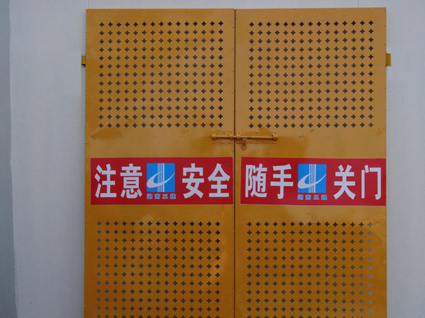 沖孔電梯防護門 - 安平縣貝納豐絲網(wǎng)制品有限公司圖片3